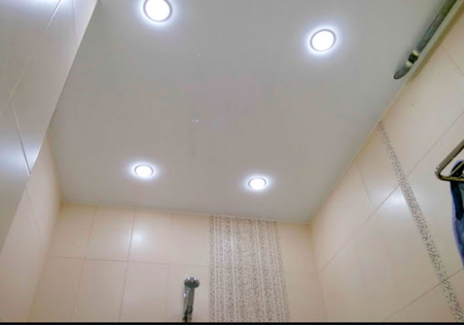 освещение в натяжном потолке в ванной