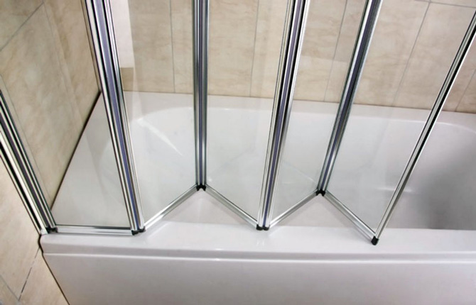 Складные стеклянные шторки в ванну