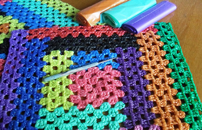 Половик из разноцветных мешочков 