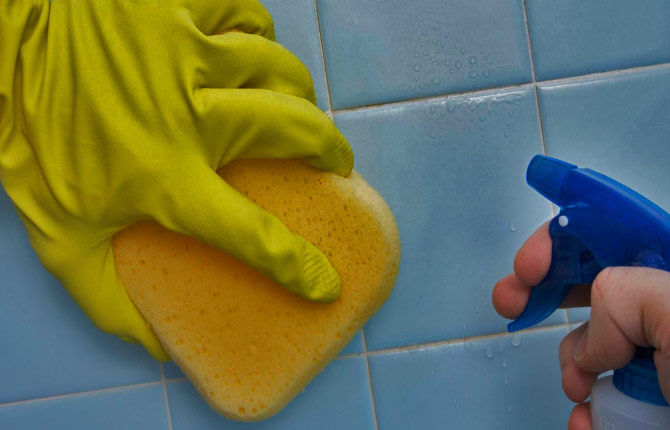 Мытье плитки в ванной