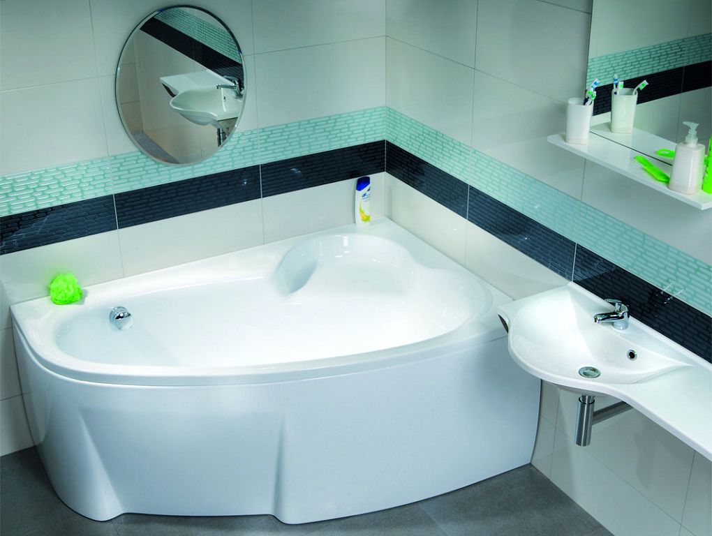 Удобная, изогнутая ванна, ножки скрыты за декоративным экраном